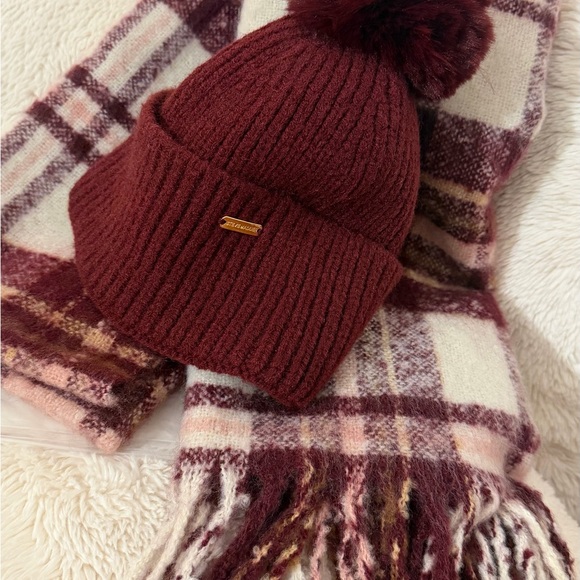 Steve Madden Burgundy Knit Beanie and Plaid Scarf Set🍒✨ - Picture 7 of 8